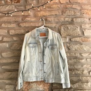 NWOT levi’s light wash denim jacket